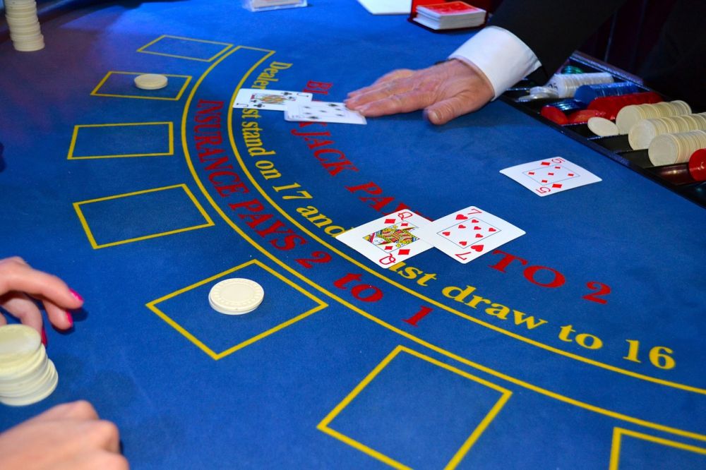 Blackjack spil: En dybdegående gennemgang af et klassisk casino favorit